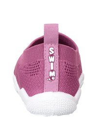 Lila Schwimmschuh mit einem strukturierten Strick-Obermaterial, weißer Gummisohle und einer hinteren Schlaufe mit der Aufschrift "SWIM" für einfaches Anziehen.