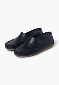 Tumes nahk loafers, millel on tikandiga detailid, sile pind ja lame kummitald. Avatud seljaga disain muudab jalga panemise ja ära võtmiseks lihtsaks.