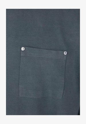 Donkergrijze katoenen t-shirt met een borstzak met een zilveren drukknoop en een gladde textuur. Stiksel details zijn zichtbaar rondom de zak.