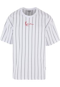 Hvid kortærmet T-shirt med tynde lodrette sorte striber og et lille rødt kursiv logo centreret på brystet.