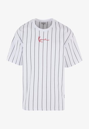 Hvit kortermet T-skjorte med tynne vertikale svarte striper og en liten rød kursiv logo sentrert på brystet.