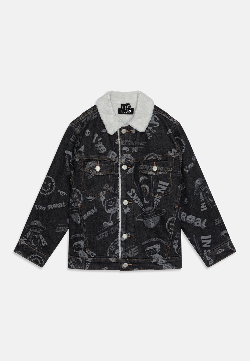 Veste en jean noire avec col sherpa blanc, fermeture à boutons sur le devant, poches poitrine, et motifs graphiques imprimés ainsi que texte sur toute la surface.