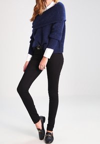 Wrangler Vaqueros pitillo - black denim