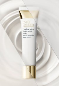 Estee Lauder Double Wear Smooth & Blur Primer in einer weißen Tube mit goldenen Akzenten, ausgestattet mit einem glatten, matten Finish und einem geschwungenen, zylindrischen Boden.