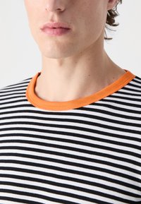 Mads Nørgaard TOBIAS - Pikkade varrukatega topp - white black