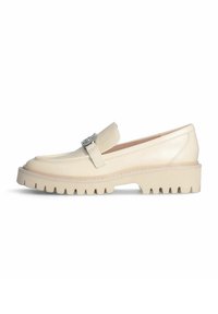 Mocassino in pelle color crema con una fibbia in tono argento, suola spessa beige seghettata, punta arrotondata e finitura liscia.