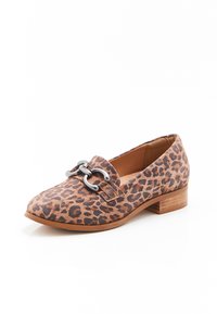 Mocassini in suede con stampa leopardata, tacco basso in legno marrone e dettagli in metallo argentato sulla parte anteriore. Design con punta arrotondata.