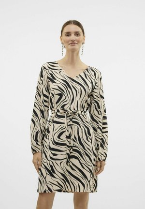 Robe imprimée zèbre en crème et noir, design à col en V, manches longues, taille cintrée, tissu texturé, longueur genou avec une silhouette fluide.