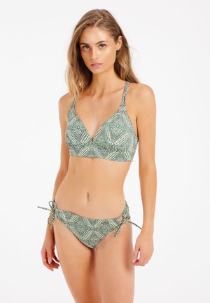 Set bikini a stampa verde composto da un reggiseno triangolare con spalline regolabili e uno slip a vita bassa con chiusure laterali alla schiena.