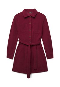Abito camicia in corduroy bordeaux con maniche lunghe, chiusura frontale con bottoni, due tasche sul petto e una cintura in tessuto in vita. Finitura testurizzata.