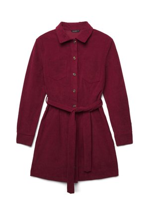 Abito camicia in corduroy bordeaux con maniche lunghe, chiusura frontale con bottoni, due tasche sul petto e una cintura in tessuto in vita. Finitura testurizzata.