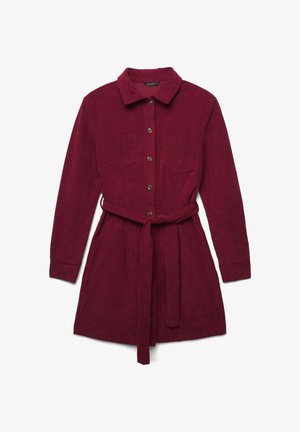 Abito camicia in corduroy bordeaux con maniche lunghe, chiusura frontale con bottoni, due tasche sul petto e una cintura in tessuto in vita. Finitura testurizzata.