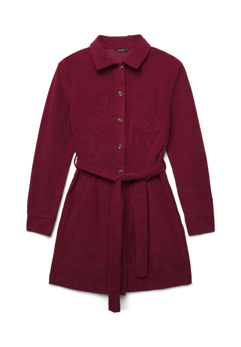 Abito camicia in corduroy bordeaux con maniche lunghe, chiusura frontale con bottoni, due tasche sul petto e una cintura in tessuto in vita. Finitura testurizzata.