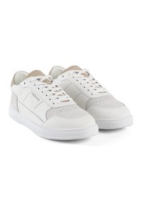 Zapatillas blancas con parte superior de cuero suave, acentos de ante y detalles perforados. Diseño clásico de cordones y suela de goma texturizada.