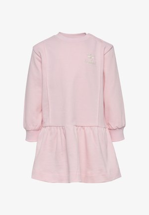Różowa sukienka z długim rękawem i okrągłym dekoltem, zebranym paskiem w talii oraz rozkloszowaną spódnicą. Posiada wytłoczone logo na piersi. Wykonana z miękkiego materiału.