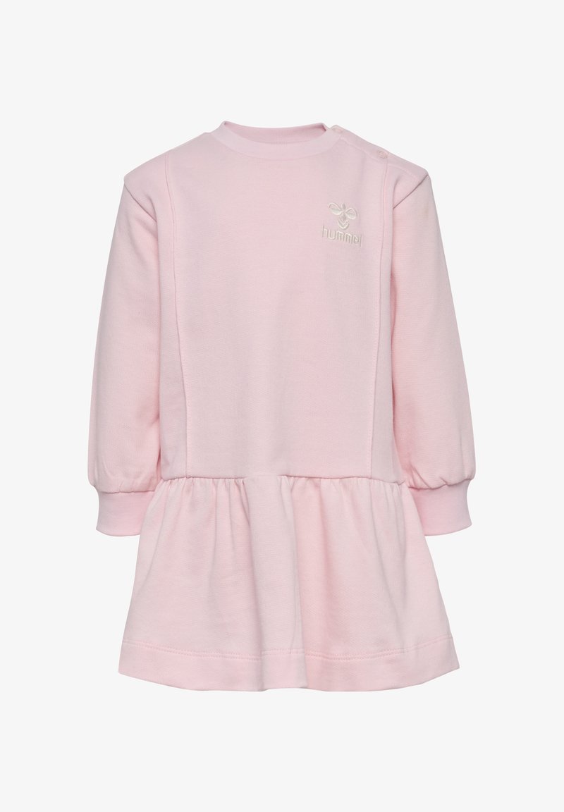 Różowa sukienka z długim rękawem i okrągłym dekoltem, zebranym paskiem w talii oraz rozkloszowaną spódnicą. Posiada wytłoczone logo na piersi. Wykonana z miękkiego materiału.