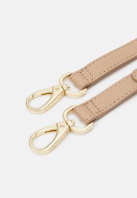Cinghia in pelle beige con superficie strutturata, dotata di due ganci a moschettone in metallo color oro. Design elegante e lineare.