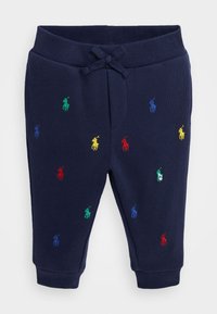 Pantalons de survêtement bleu marine avec taille élastique et cordon de serrage ; présente des logos de polo brodés multicolores et des bords côtelés.