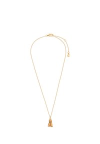 Złoty naszyjnik z łańcuszkiem i małym wisiorkiem w kształcie siedzącego niedźwiedzia w koronie, wyposażony w zapięcie rybkę i regulowane przedłużenie.