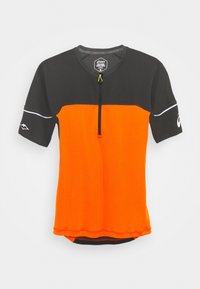 Camiseta deportiva de manga corta en negro y naranja brillante. Presenta un medio cierre, textura de malla, acentos reflectantes y un diseño en capas.