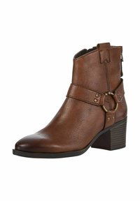 Bottines en cuir brun avec une finition texturée, bout pointu et talon empilé. Présente une sangle décorative et un accent en métal.