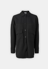 Camicia nera con bottoni, con motivo a righe verticali, due tasche frontali e colletto. Realizzata in un tessuto morbido con maniche lunghe.