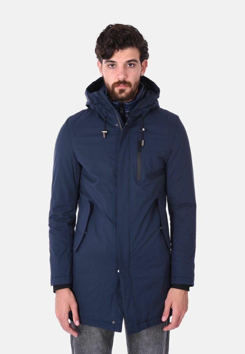 Parka blu navy con chiusura a zip sul davanti, cappuccio regolabile, tasche laterali e fodera a contrasto. Tessuto morbido, design lunghezza ginocchio.