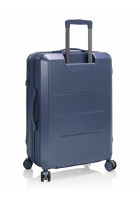Dunkelblauer Hartschalenkoffer mit einem Teleskopgriff, vier multidirektionalen Rädern und horizontalen Rillen auf der Oberfläche.