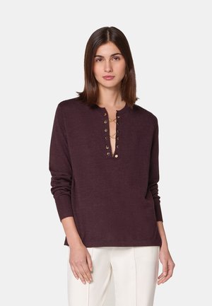 Burgunderfarbendes Langarmshirt mit Rundhalsausschnitt und knopflosem Vorderteil, lockere Passform und weiche Textur. Schlichtes Design, minimalistische Details.