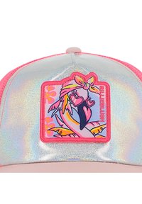 Ροζ καπέλο με ολογραφική ασημένια επιφάνεια. Διακοσμείται με πολύχρωμο κέντημα φλαμίγκο που φοράει γυαλιά ηλίου σε σχήμα καρδιάς και έχει λουλουδένιες λεπτομέρειες.