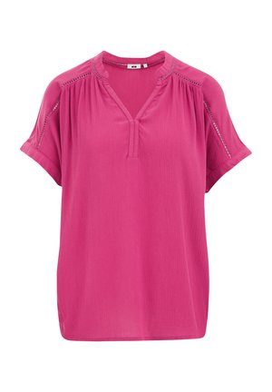 Blusa rosa a maniche corte con scollo a V, tessuto testurizzato, morbido drappeggio e cuciture decorative lungo le spalle.