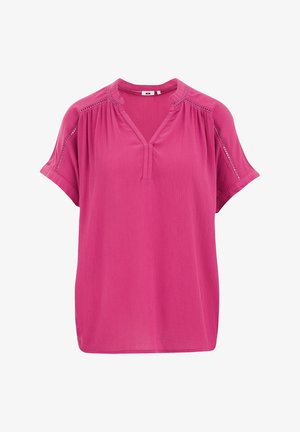 Blusa rosa a maniche corte con scollo a V, tessuto testurizzato, morbido drappeggio e cuciture decorative lungo le spalle.