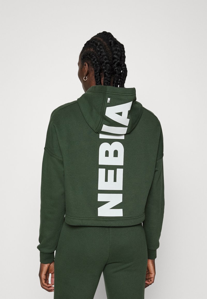 Damen Sweatshirts | Nebbia LOOSE FIT CROP HOODIE ICONIC Kapuzenpullover dark green/dunkelgrün - JR04035 Damen Sweatshirts | Nebbia LOOSE FIT CROP HOODIE ICONIC Kapuzenpullover dark green/dunkelgrün - JR04035