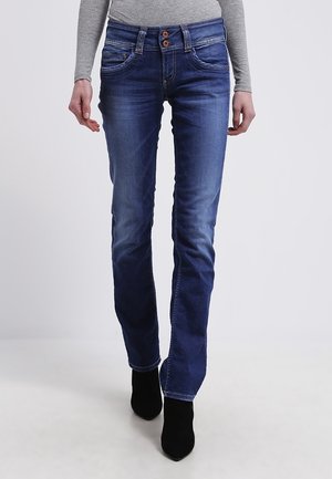 Donkerblauwe denim jeans met een rechte pijp, uitgerust met twee voorzakken, subtiele vervaging en twee bruine knoopaccenten bij de taille.