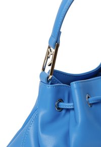 Borsa a tracolla in pelle blu con un accento in metallo argento sulla tracolla e chiusura a coulisse, con una texture liscia e un design strutturato.