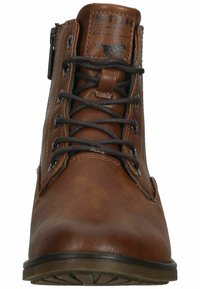 Hnědá kožená kotníková bota s kulatou špičkou, tmavé tkaničky, dvě kovové očka, postranní zip a texturovaná podešev. Neformální design.