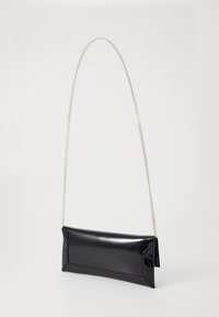 Musta patenttinatekseinen clutch-laukku, jossa on tyylikäs suorakulmainen muotoilu, pitkä kultaketju ja minimalistinen yksityiskohta.