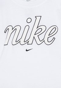 Nike Sportswear STAR TEE - Triko s potiskem - white