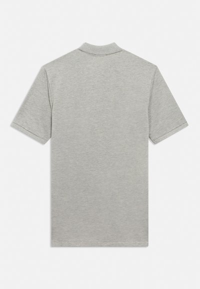 Polo à manches courtes gris clair vu de dos, avec un col classique et une texture tricotée unie.