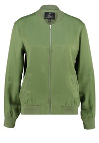 Blouson aviateur vert en tissu lisse, doté d'un col côtelé, de deux poches avant, ainsi que d'une taille et de poignets ajustés. Fermeture éclair.