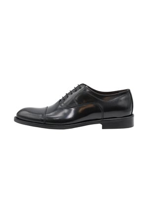 Scarpa da uomo Oxford in pelle nera con chiusura con lacci chiusi, punta a cappuccio e tacco basso, mostrata in profilo laterale su sfondo bianco.