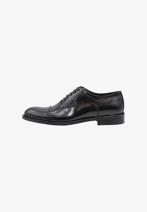 Scarpa da uomo Oxford in pelle nera con chiusura con lacci chiusi, punta a cappuccio e tacco basso, mostrata in profilo laterale su sfondo bianco.