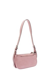 Różowa skórzana torebka na ramię z zamkiem błyskawicznym, regulowanym paskiem i akcentami w srebrnym odcieniu. Gładka tekstura, prostokątny kształt.