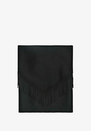 Schwarzer rechteckiger Schal mit langen Fransen entlang einer Kante, gefaltet, wobei die fransige Kante eine dreieckige Form bildet.