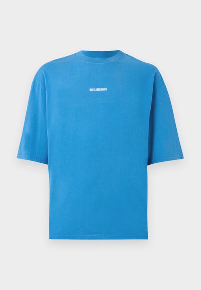 Blå bomull T-shirt med korta ärmar, rund halsringning och en tryckt etikett "HAN KJØBENHAVN" på framsidan. Slät textur, avslappnad passform.