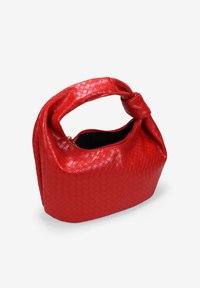 Bolso de mano de cuero trenzado rojo con un asa anudada, forma redonda y cierre de cremallera. Textura suave con un patrón a cuadros en la superficie.