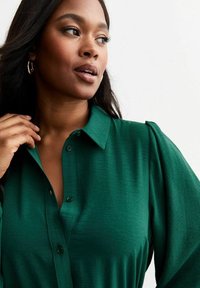 New Look Curves CURVES DRAWSTRING WAIST MIDI - Skjortklänning - dark green