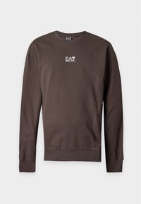 Светлокафява блуза с дълги ръкави и кръгло деколте с бяло лого EA7 Emporio Armani, разположено в центъра на гърдите, на едноцветен фон.