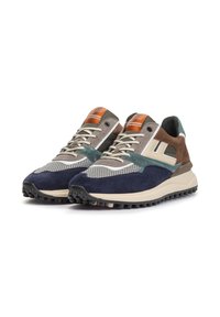 Mångmaterialiga sneakers i en mix av grått, brunt, teal och marinblått. Texturerad mesh och slät mocka, med en gummisula och framträdande snörning.