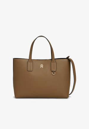 Bruine neplederen tote bag met dubbele handvatten, gouden logo-detail en afneembare schouderriem. Soepele textuur, rechthoekige vorm.